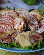 Рулетики из омлета с форелью