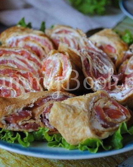 Рецепт рулетиков из омлета с форелью