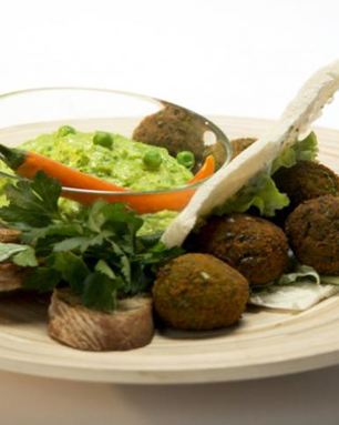 Паштет и фалафель из зеленого горошка