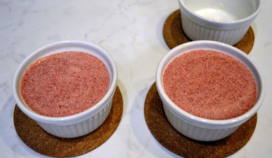 паштет из фермерской куриной печени с мармеладом из красного крыжовника и смородины