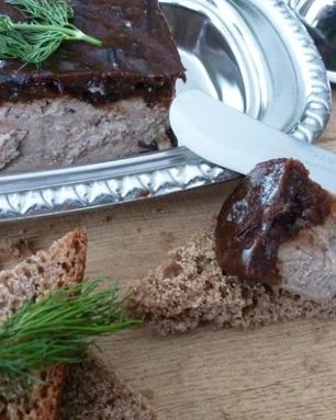Паштет из куриной печени с желе из чернослива