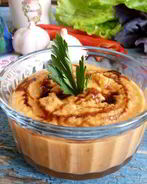 Паштет из нута с вялеными томатами и маринованным огурчиком