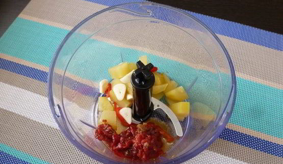 паштет из нута с вялеными томатами и маринованным огурчиком