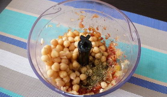 паштет из нута с вялеными томатами и маринованным огурчиком