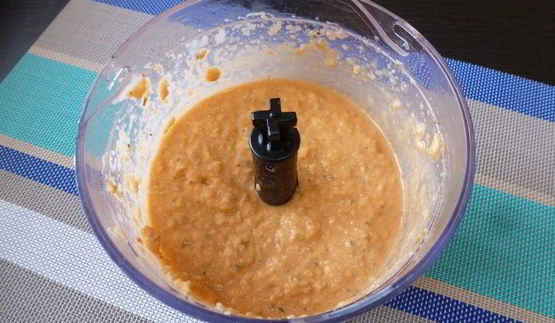 паштет из нута с вялеными томатами и маринованным огурчиком