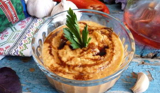 паштет из нута с вялеными томатами и маринованным огурчиком