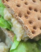 Паштет из нута с яблоками и хлебцами из отрубей