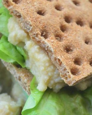 Паштет из нута с яблоками и хлебцами из отрубей