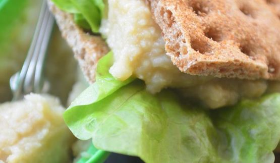 паштет из нута с яблоками и хлебцами из отрубей