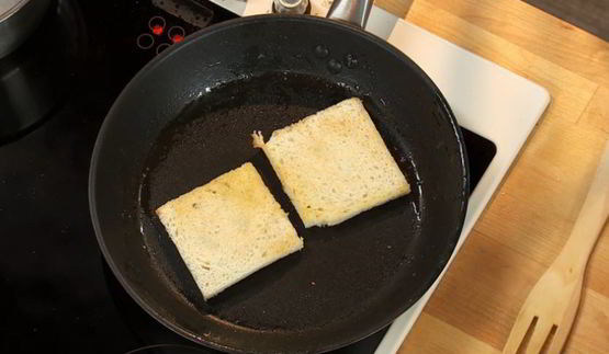 утиный паштет с соусом из каперсов