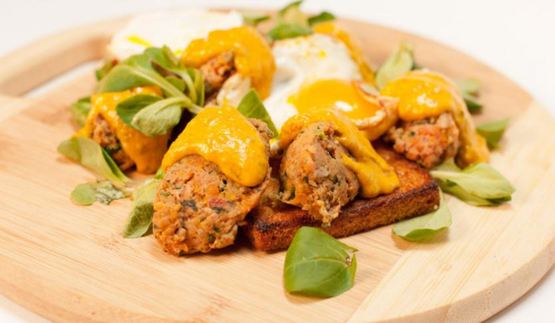 утиный паштет с соусом из каперсов