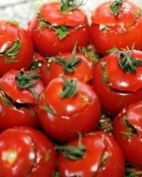 Помидоры, фаршированные зеленью и чесноком