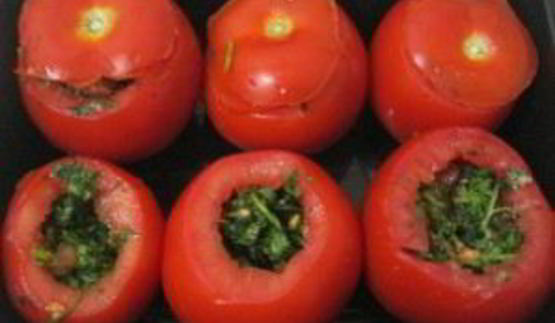 помидоры, фаршированные зеленью и чесноком