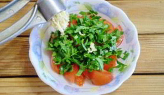 помидоры с зеленью и чесноком