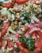 Пряная закуска из помидоров с чесноком и орехами