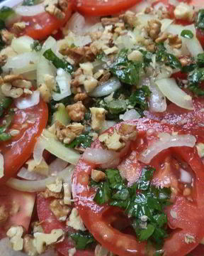 Пряная закуска из помидоров с чесноком и орехами