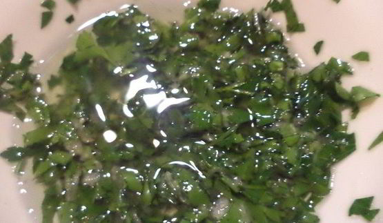 пряная закуска из помидоров с чесноком и орехами