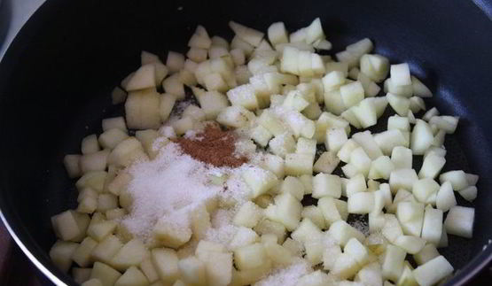 блинные роллы с яблоками под безе