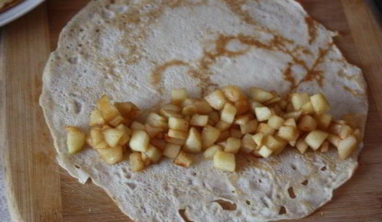 блинные роллы с яблоками под безе