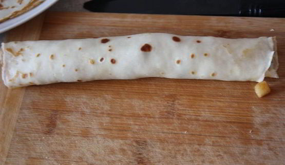 блинные роллы с яблоками под безе