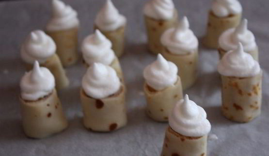 блинные роллы с яблоками под безе