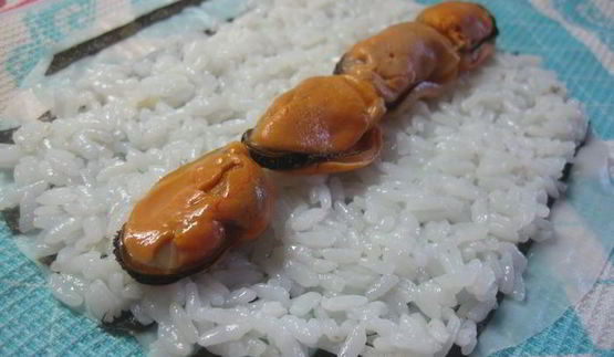 полосатые роллы с мидиями