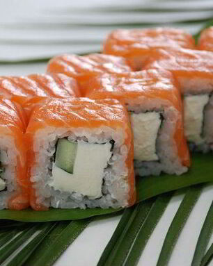 Роллы Филадельфия с авокадо и лососем