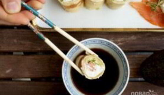 роллы из блинов с семгой