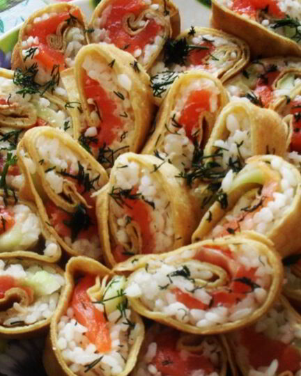 Рецепт роллов из блинов со сливочным сыром, семгой и авокадо