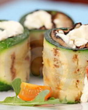 Роллы из кабачка и бекона с начинкой