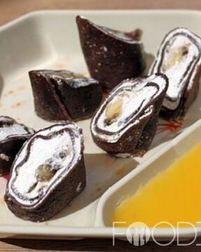 Роллы из шоколадных блинов