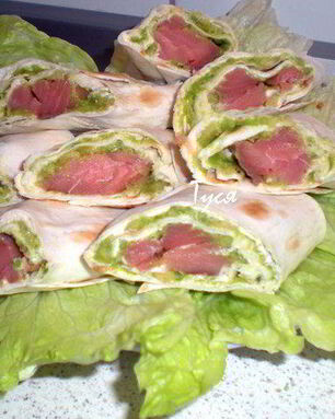 Роллы из тонкого лаваша с семгой и авокадо