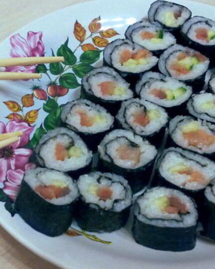 Рецепт роллов по-домашнему со слабосоленой семгой