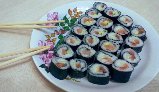 роллы по-домашнему со слабосоленой семгой