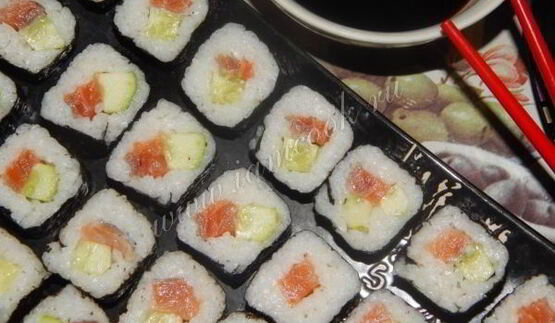 роллы с семгой и огурцом