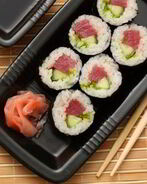 Роллы с тунцом и огурцом