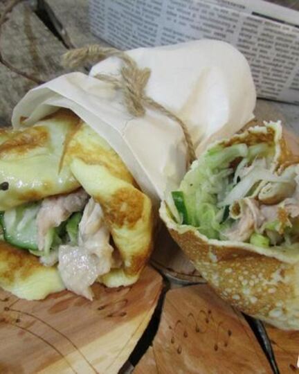 Рецепт роллов с яичных блинчиков с курицей и салатом