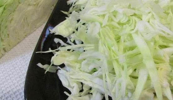 роллы с яичных блинчиков с курицей и салатом