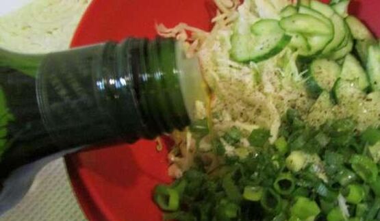 роллы с яичных блинчиков с курицей и салатом