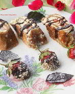 Сладкие роллы из шоколадных блинчиков с клубникой и лимонным курдом