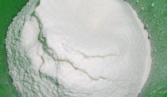 сладкие роллы из шоколадных блинчиков с клубникой и лимонным курдом