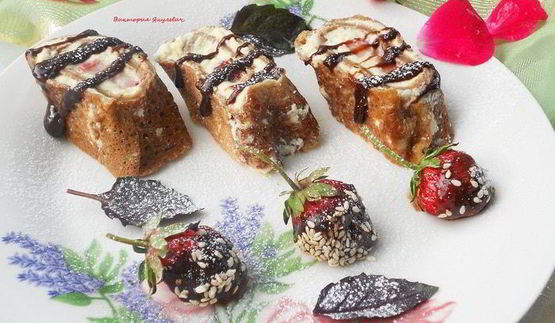 сладкие роллы из шоколадных блинчиков с клубникой и лимонным курдом