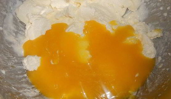 сладкие роллы из шоколадных блинчиков с клубникой и лимонным курдом