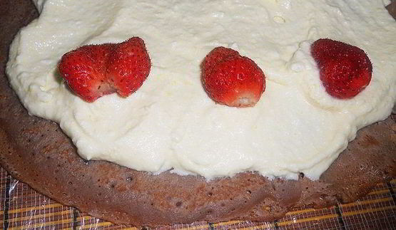 сладкие роллы из шоколадных блинчиков с клубникой и лимонным курдом