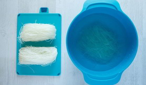 спринг-роллы с кальмарами и тунцом