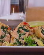 Спринг-роллы с лососем и свежим шпинатом