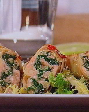 Спринг-роллы с лососем и свежим шпинатом