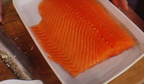 спринг-роллы с лососем и свежим шпинатом