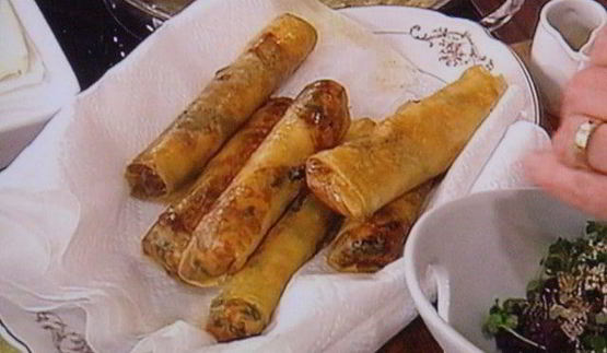 спринг-роллы с лососем и свежим шпинатом