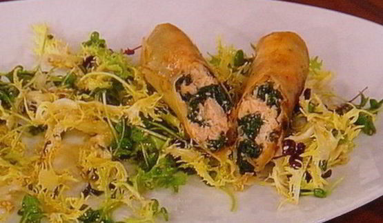 спринг-роллы с лососем и свежим шпинатом